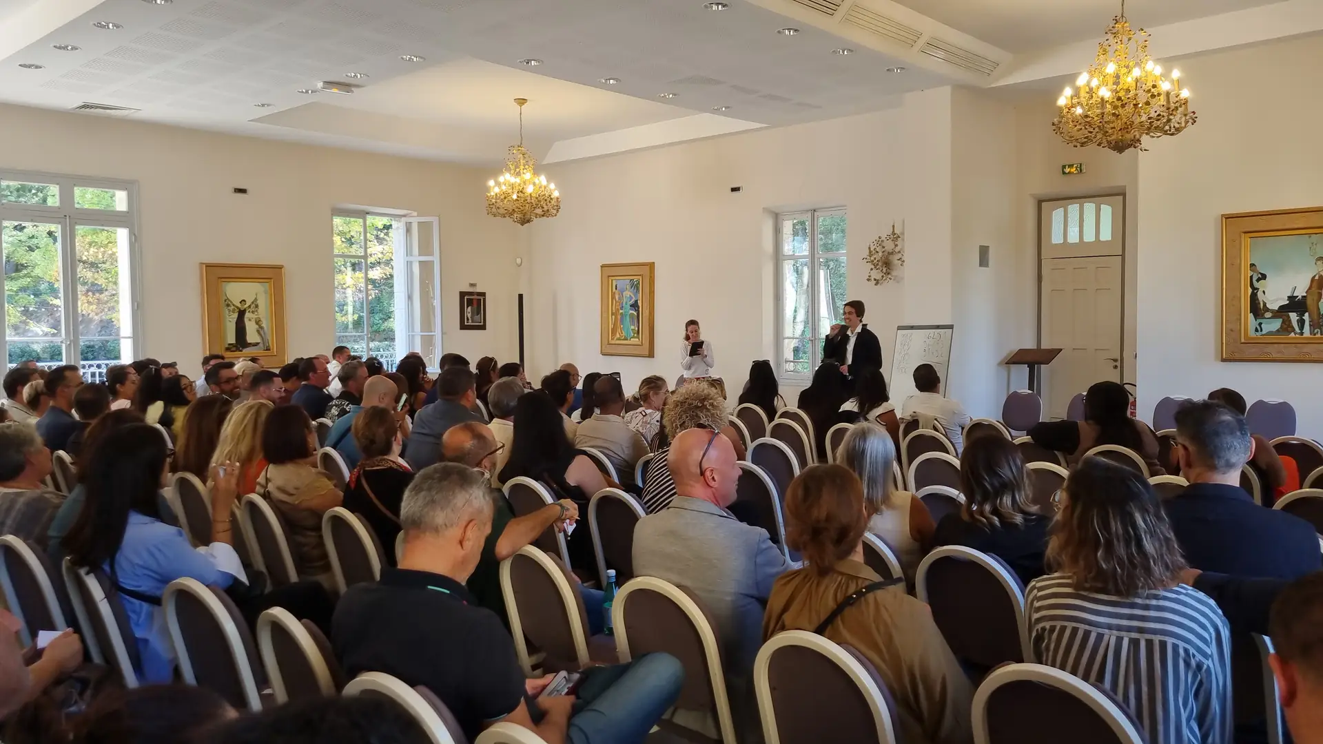 Valentin Bevy en plein spectacle de mentalisme devant une salle de séminaire